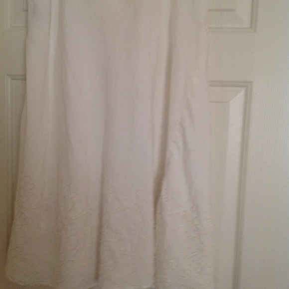 White skirt - Picture 3 of 3